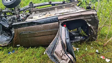 Annesinin cenazesini getirirken kaza yaptılar: 1'i ağır 3 yaralı