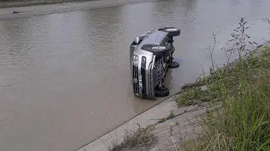 Aracıyla çaya uçtu: 1 yaralı!