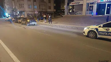 Direksiyon hakimiyetini kaybeden sürücü park halindeki araca çarptı  