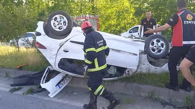 Direksiyon hakimiyetini kaybetti orta refüje çıkarak takla attı:3 yaralı  
