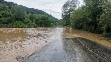 Sağanak yağış sonrası Filyos yolunu su bastı