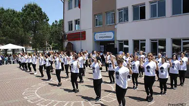 Halk oyunları topluluğu Çaycuma kültürünü yaşatıyor