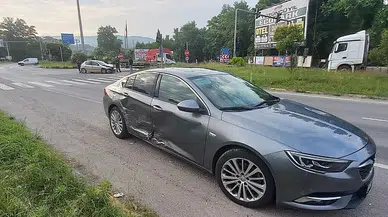 Işıklı kavşakta çarpıştılar