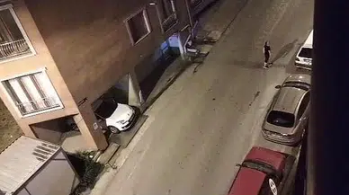 Kadırga'da korku dolu anlar! Önce evler taşladı sonra arabalara saldırdı