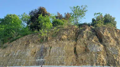 Kayalıklara çıkan kadını Kaymakamla Emniyet Müdürü ikna etti!