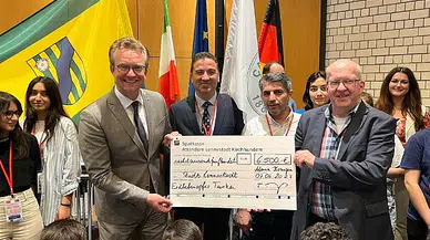 Lise öğrencileri Almanya'da deprem konutu için 6.500 Avroluk çek aldı