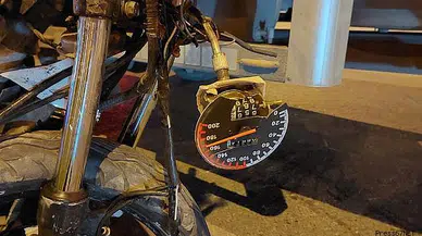 Motosikletin kadranı takılı kaldı!