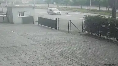 O anlar kamerada, otomobilin çarptığı adam ezilmekten son anda kurtuldu