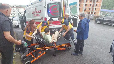 Otomobille çarpışan motosiklet sürücüsü metrelerce sürüklendi