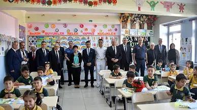 Protokol öğrencilerin karne heyecanına ortak oldu  