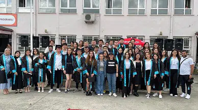 Saltukova ÇPAL öğrencileri kepleri havaya atarak mezuniyeti kutladı