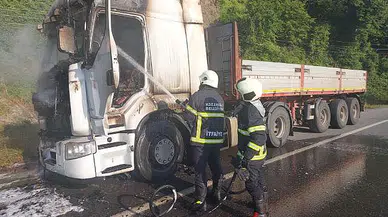 Trafikte korku dolu anlar! Seyir halindeki tır alev alev yandı