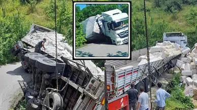 Yem yüklü tır devrildi yol trafiğe kapandı