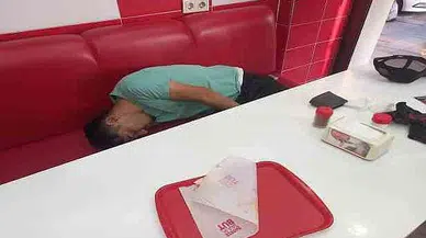 Dozunu fazla kaçırdı, yemek yerken sızdı