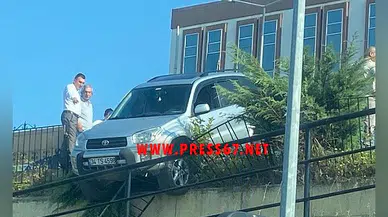 Fren yerine gaza bastı korkuluklardan aşağı sarktı