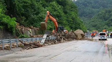 Ilıksu' da heyelan! Yol trafiğe kapandı
