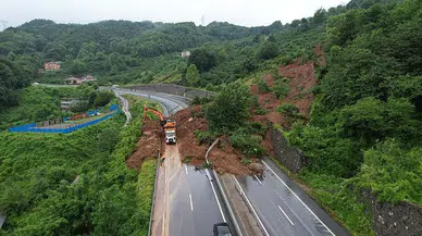 Karayolundaki heyelandan görüntüler
