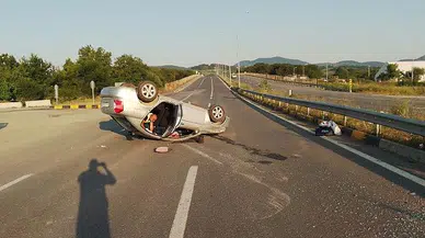 Otomobil bariyerleri aştı, karşı şeritte takla atarak durabildi: 3 yaralı