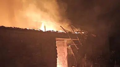 Samanlık yangını geceyi aydınlattı  