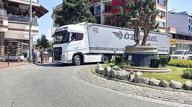 Yasak yola giren tır trafiği kapattı!