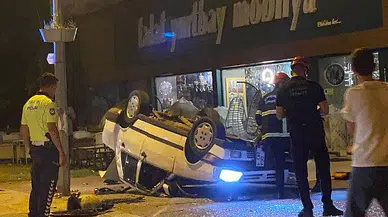 Alkollü sürücü karşı şeride geçip beton saksılara çarptı ardından takla attı: 2 yaralı