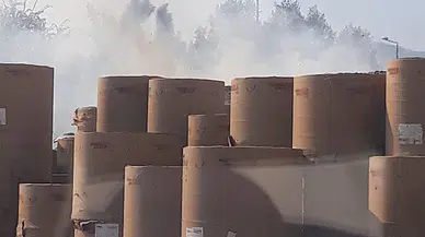 Atık kağıtlar fabrikada yangın çıkardı  