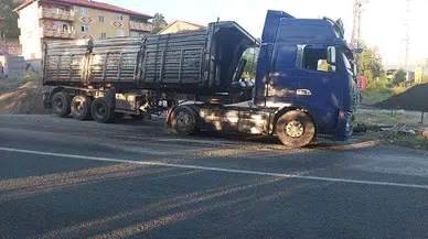 Kontrolden çıkan tırın dorsesi yan yattı