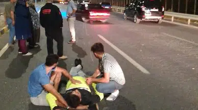 Önündeki araca çarpmamak için motoruyla düştü
