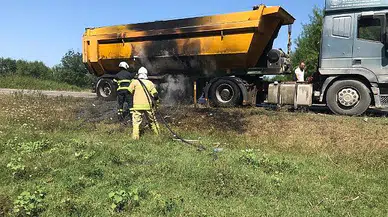 Seyir halindeki iş kamyonunun lastikleri alev aldı  