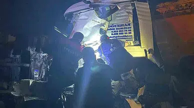 Tır, önündeki hurda yüklü kamyona çarptı