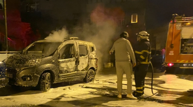 Alevler geceyi aydınlattı, park halindeki araç alev alev yandı!