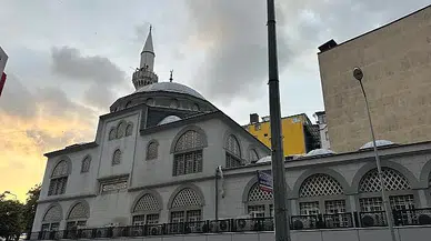 Camide olay: Voleybol takımını eleştirdi cemaat tepki gösterdi!