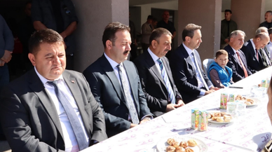 Bakan Bayraktar'dan şehit ailesine taziye ziyareti