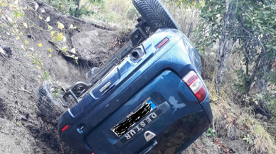 Bu kadarı pes dedirtti! Köy yolunda seyrederken aracıyla yuvarlandı!