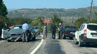 Otomobiller çarpıştı: 2 yaralı