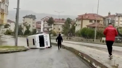 Polis aracı devrildi