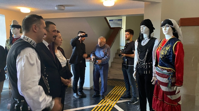 Protokolü yöresel kıyafetlerle karşıladılar