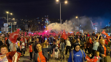 Yüzlerce kişi fener alayı coşkusu yaşadı  