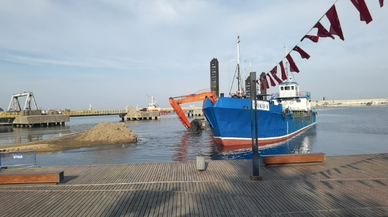 Zonguldak Limanı'ndaki Kum Birikintisi Tarak Gemiyle Temizleniyor