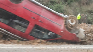 Hafif ticari araç takla attı: 2 yaralı  