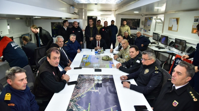 Kayıp denizciler için arama çalışmaları sürüyor