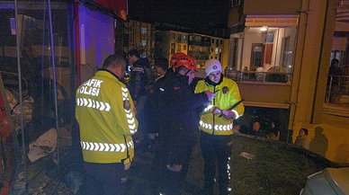 Midibüs park halindeki araçları biçip apartman boşluğuna uçtu; 2 yaralı