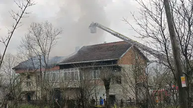 Çaycuma'da iki katlı evde patlama ve yangın anı kameraya yansıdı