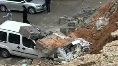 Aşırı yağış istinat duvarını yıktı: O anlar kamerada