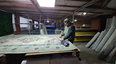 Halıda bulduğu altınları sahibine ulaştırdı