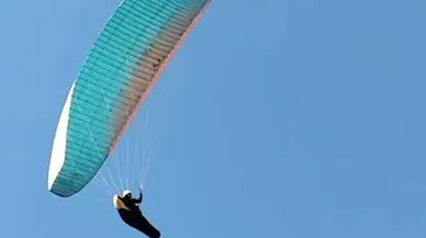 Havada çay daveti: Gökyüzündeki paraşütçüye seslendi, kıraathanede buluştular