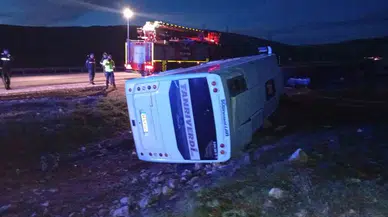 Malatya Yeşilyurtspor taraftarlarını taşıyan midibüs şarampole devrildi