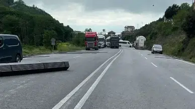 Zonguldak'ta devrilen tır OSB yolunu trafiğe kapattı