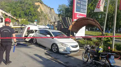 Kontrolden çıkan otomobil benzin istasyonundaki çocukların arasına daldı