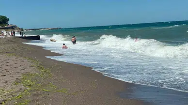 Akçakoca'da yüksek dalgalar, tatilcileri rip akıntısı ve dalga riskine karşı uyardı